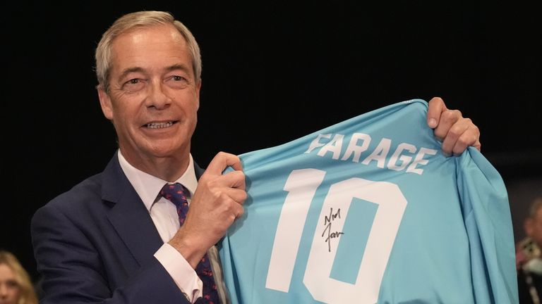 Reformní vůdce UK Nigel Farage s fotbalovou košili během výroční konference večírku v Birminghamu. Pic pa