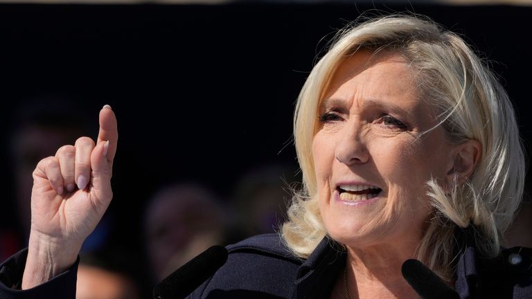 Krajně pravicová vůdce Marine Le Pen hovoří na národní rally v Paříži v dubnu. Pic: Ap