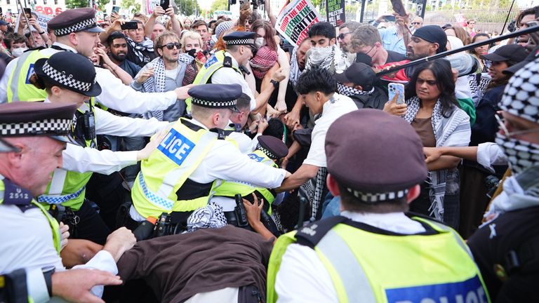 Policie a demonstranti ve Westminsteru. Pic: Pa