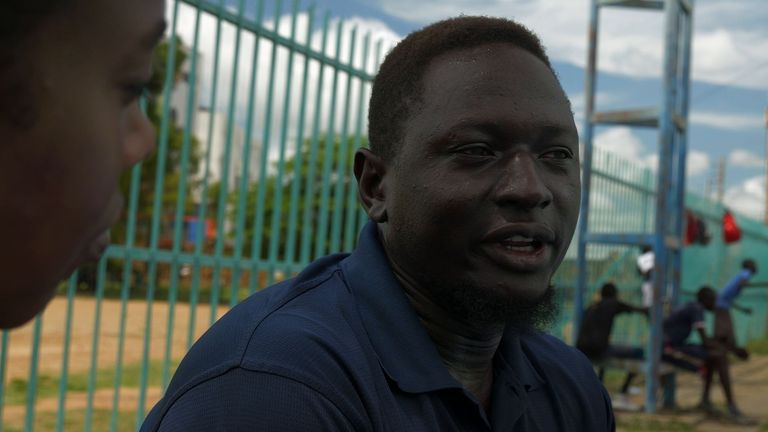Trenér Tony říká Yousře Elbagir, že basketbal je pro děti „jako terapie“