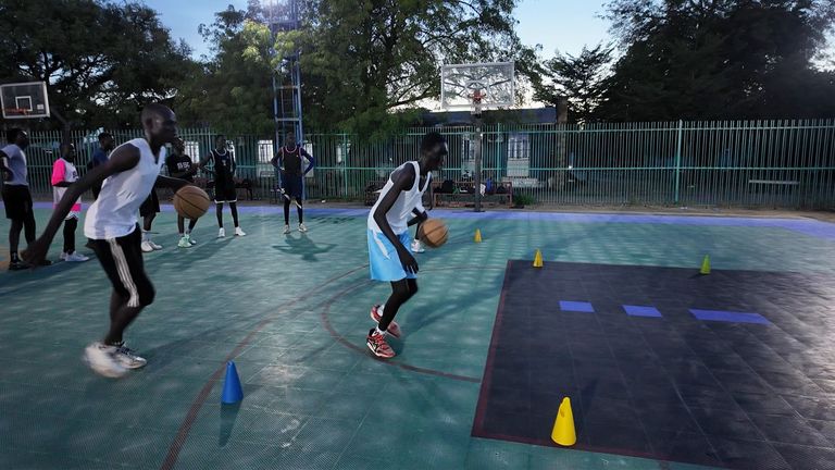 Teenageři hrající basketbal u soudu postaveného nadací Loul Deng nadace