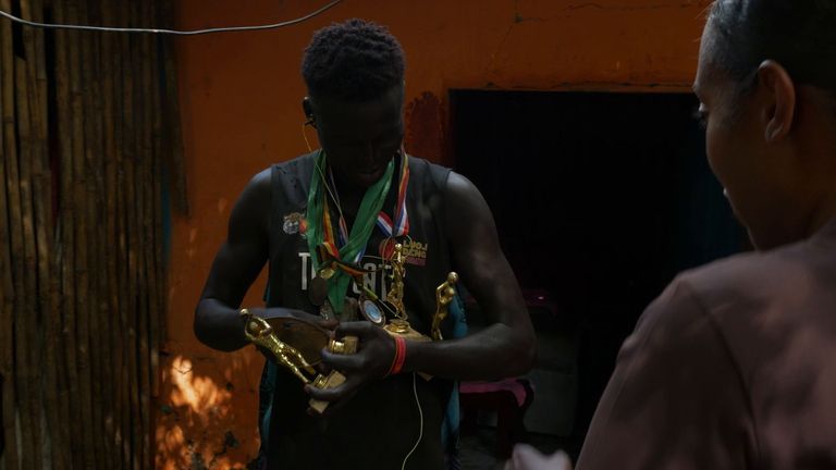 Peter předvádí své mnoho basketbalových trofejí
