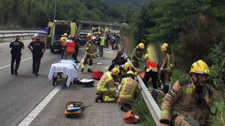 Hasičské posádky uzavřely C-32 při jednání s zraněným. PIC: Hasičský sbor Catalonia/@bomberscat/x