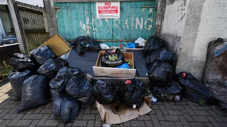 Hromady nevybraného odpadu ve Sparkhill v Birminghamu během sporu městského koše. Soubor pic: PA