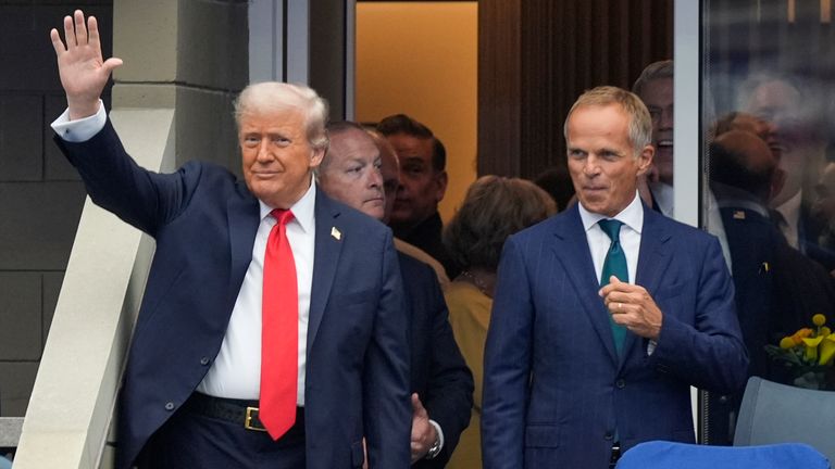 Prezident Donald Trump má vlny, když dorazí do finále mužských singlů US Open. Pic: Ap
