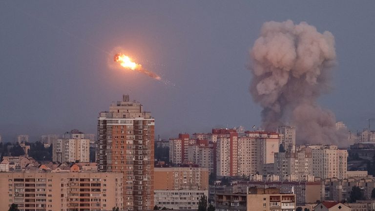 Ruská raketa je sestřelena nad Kyjev. Pic: Reuters
