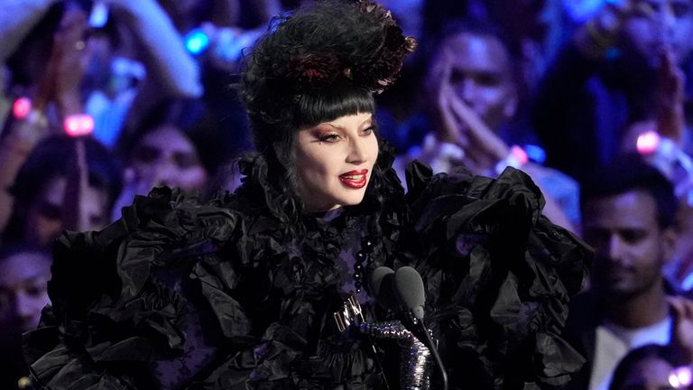 Lady Gaga přijímá cenu za umělce roku. Pic: Ap