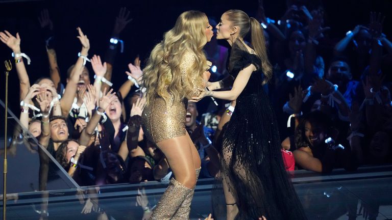 Ne tak úplně Kiss Madonna a Britney Spears z roku 2003 - Ariana Grande a Mariah Carey sdílejí peck. Pic: Ap