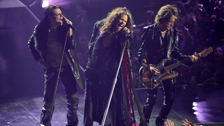 (LR): Yungblud, Steven Tyler a Joe Perry poctě Ozzy Osbourne. Pic: Ap
