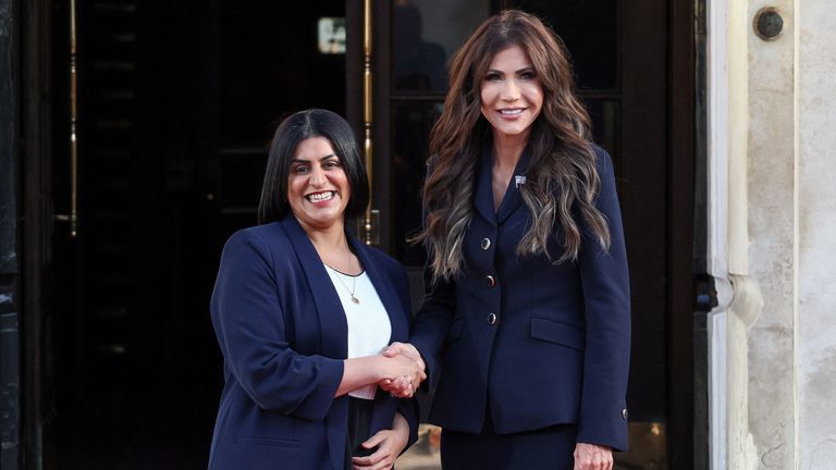 Shabana Mahmood třese ruce s americkým ministrem vnitřní bezpečnosti Kristi Noem dne 8. září. Pic Reuters