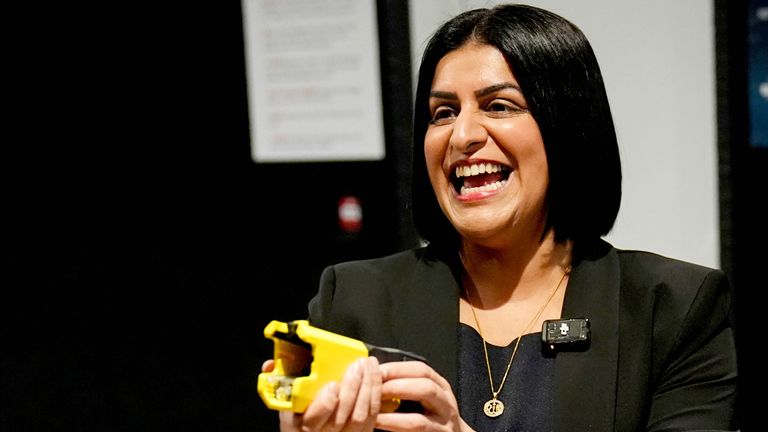 V červenci uspořádal Taser na akci, který zahájil soud Taser v mužském vězení v Oxfordshiru. Pic: Pa