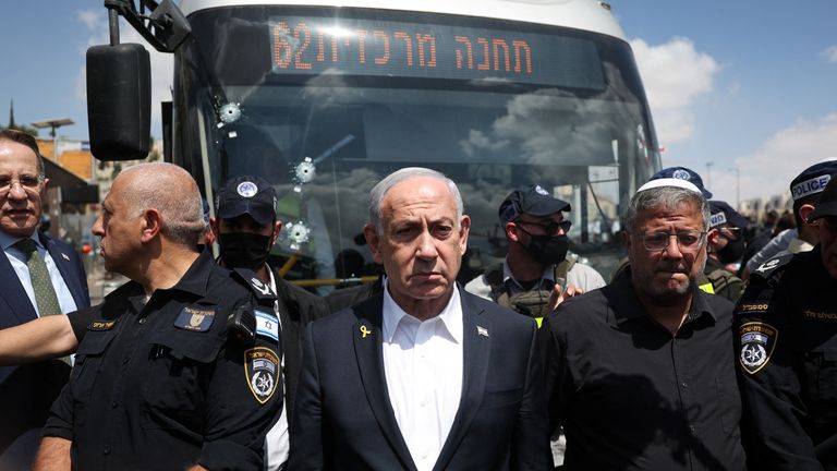 Netanyahu a ministr národní bezpečnosti Itamar Ben-Gvir na místě činu. Pic: Reuters