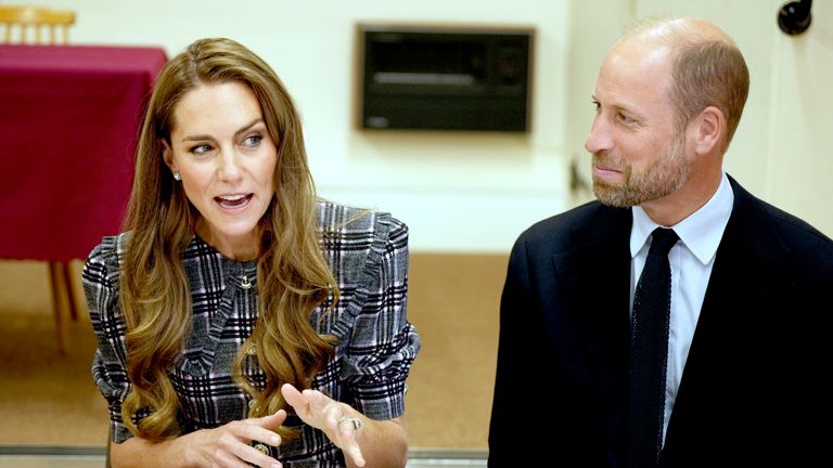 Kate a William navštívili ženský institut k tříletému výročí smrti pozdní královny. Pic: Ap
