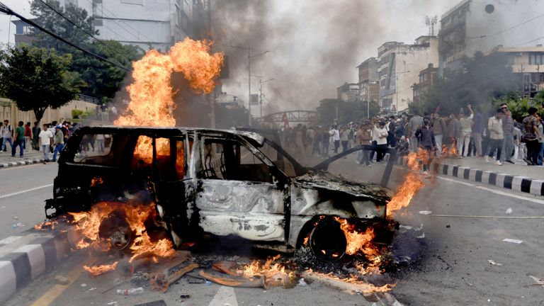Spálené vozidlo v hlavním městě. Pic: Reuters