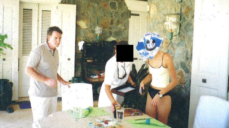 Další fotografie obsažená ve zprávě, která byla údajně od lorda Mandelsona. Obrázek: Výbor pro dohled nad americkým dohledem