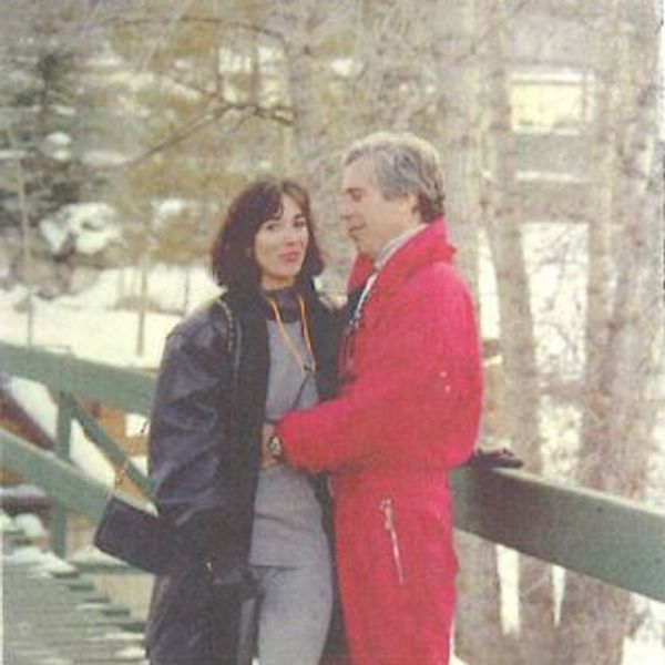 Obrázek Jeffreyho Epsteina a Ghislaine Maxwell v roce 1991 z knihy. Obrázek: Výbor pro dohled nad americkým dohledem