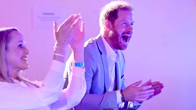 Vévoda ze Sussexu během návštěvy komunitního nahrávacího studia v Nottinghamu. Pic: Pa