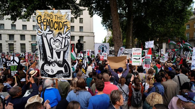 Palestinské kampaň solidarity protestují proti izraelskému prezidentovi Isaacu Herzogovi návštěvu Velké Británie mimo ulici Downing Street. Pic: Pa