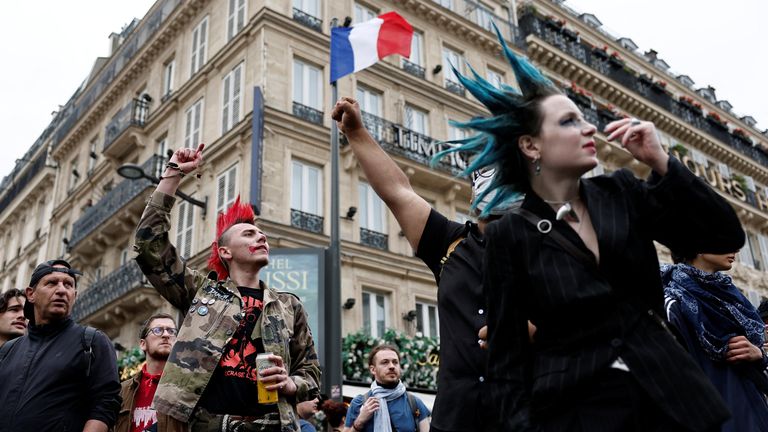 Protestující „Block Everything“ ve středu před Pařížským Gare du Nord. Pic: Reuters