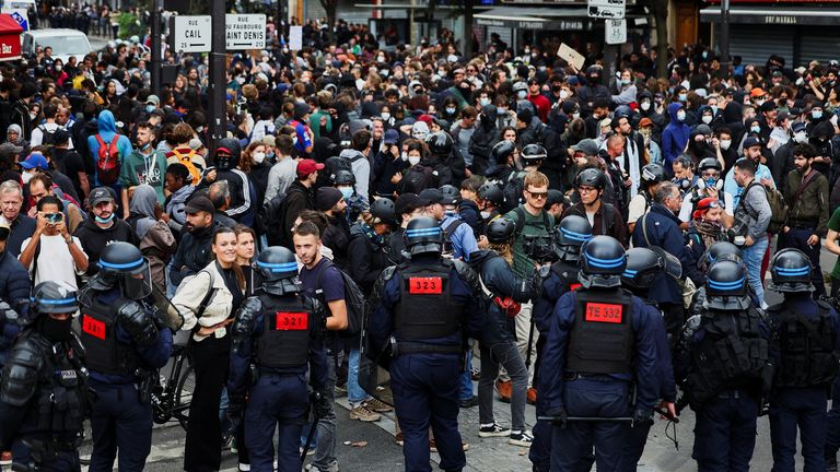 Policejní přístup nepolice „blokujte všechno“ protestující v Marseille. Pic: Ap