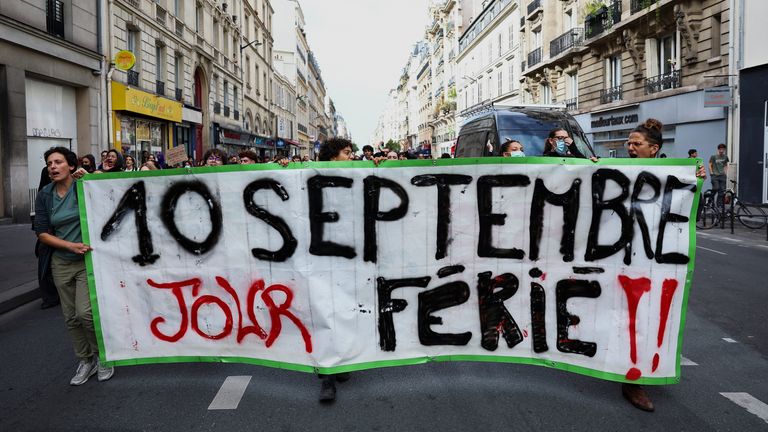 Demonstranti mají znamení, které zní: '10 září státní svátek !! ' v Paříži. Pic: Reuters