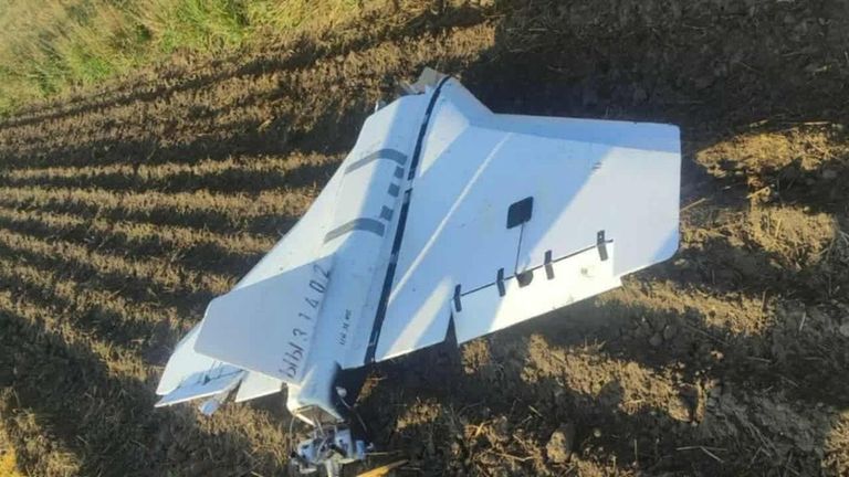 Dron nalezený v poli v Mniszkow ve východním Polsku
