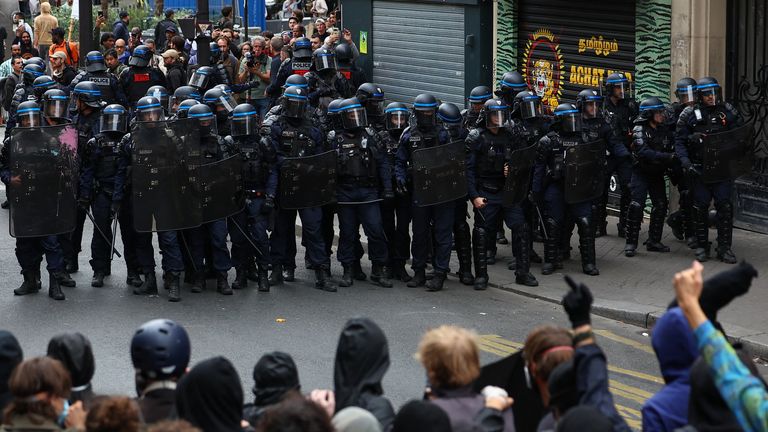 Policie Riot s štíty čelí s protestujícími v Paříži. Pic: Reuters