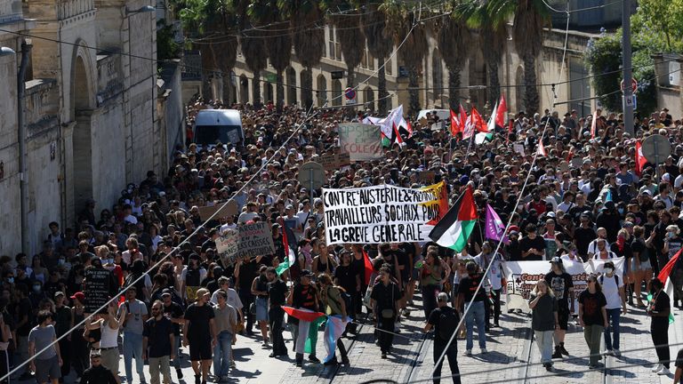 Demonstranti zaplňují ulice a blokují tramvajové linky v Montpellier v jižní Francii. Pic: Reuters