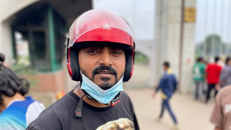 Umesh Shah, 30, čistí trosky z vnějšku nepálského parlamentu po noci násilných protestů, 10. září 2025