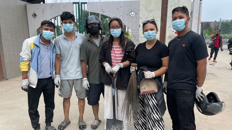 Rubina Shrestha, třetí zprava, lituje, že se protesty staly násilnými