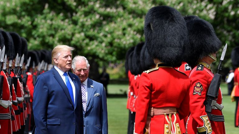 Trump a Charles kontrolují čestnou stráž. Pic: Pa