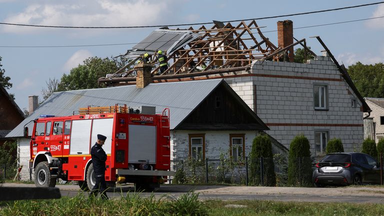 Hasiči pracují na zničené střeše domu poté, co ruské drony údajně porušily polský vzdušný prostor. Pic: Reuters
