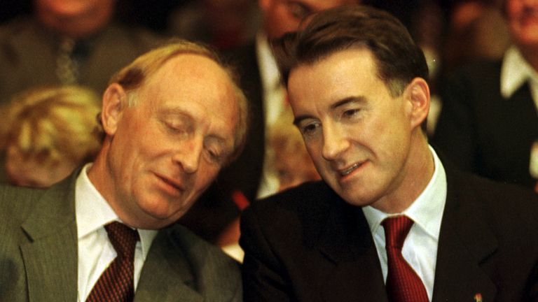 Bývalý vůdce labouristiky Neil Kinnock (L) s ministrem Labouru bez portfolia Peter Mandelson na výroční konferenci strany v Brightonu