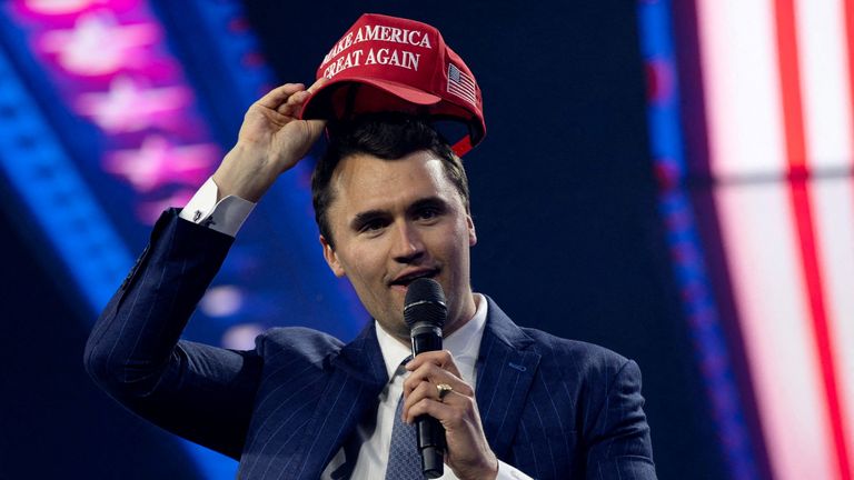 Charlie Kirk oblékl si klobouk Maga na konzervativní konferenci v roce 2024. Obrázek: Reuters