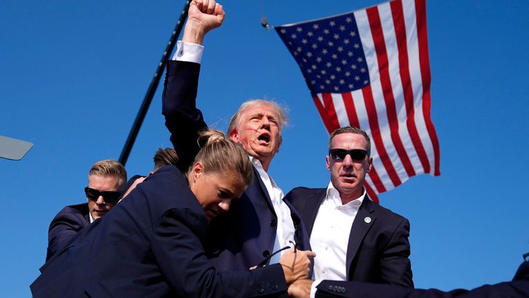Trump vzdorný po pokusu o atentát. Pic: Ap