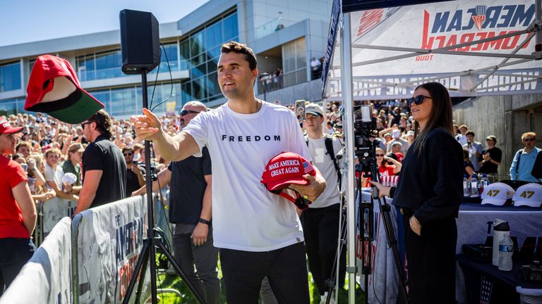 Charlie Kirk rozdá klobouky, než promluvil na Utah Valley University, kde byl později smrtelně zastřelen. Pic: Ap