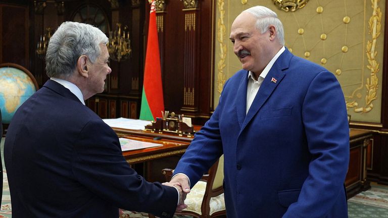 Běloruský prezident Alexander Lukashenko pozdraví Johna Coale, zástupce prezidenta Trumpa. Pic: Reuters