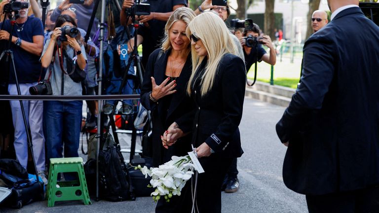 Donatella Versace (střed) dorazí, aby vzdal hold Giorgio Armani. Pic: Reuters