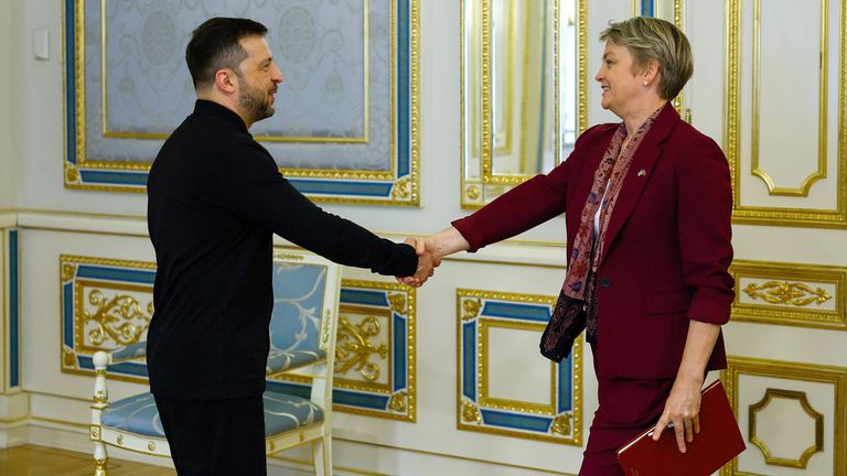 Yvette Cooper s Volodymyr Zlenskyy v Kyjevě. Obrázek: Valentyn Ogirenko/PA