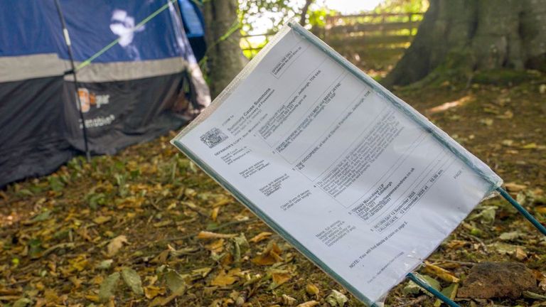 Na místě byla ponechána oznámení o vystěhování. Pic: Pa