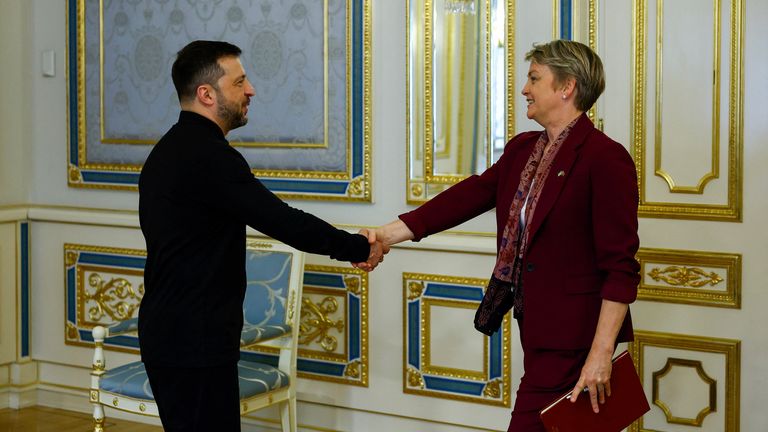 Yvette Cooper se v pátek setkal s Volodymyrem Zelskyyem v Kyjevě. PIC: Valentyn Ogirenko/Reuters