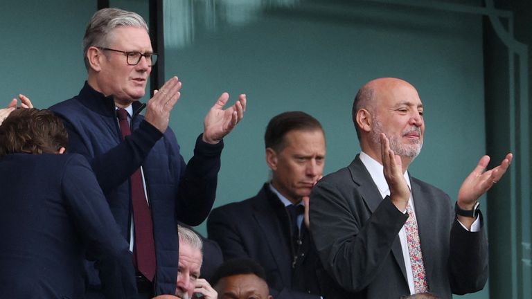 Arsenal Fan Sir Keir povzbuzoval na jeho boku, když vyhráli 3-0. Pic: Reuters
