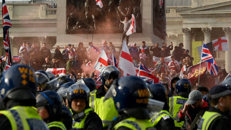 „Sjednotit protestující království“ na Trafalgarském náměstí. Pic: Reuters
