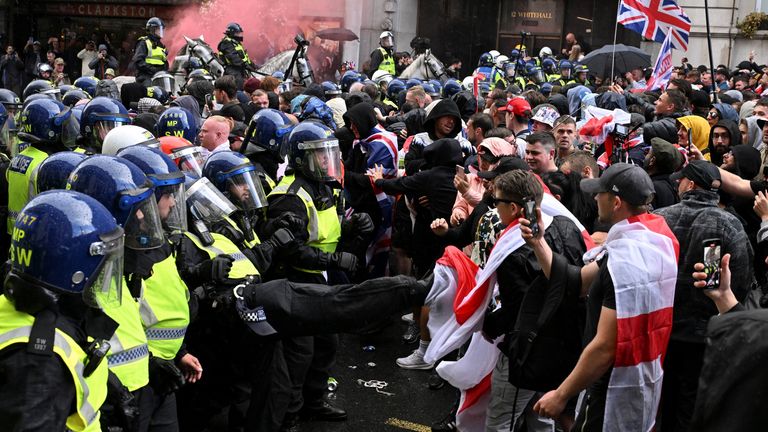 Protestující v Whitehall. Pic: Reuters