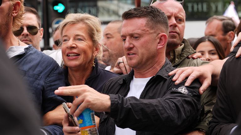 Katie Hopkins a Tommy Robinson na rally. Pic: Pa