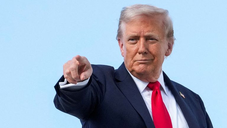 Donald Trump nastupuje v sobotu Air Force One. Pic: Reuters