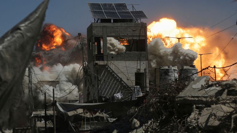 Kouř a plameny stoupají po izraelské stávce na budovu v městě Gazy v sobotu. Pic: Ap