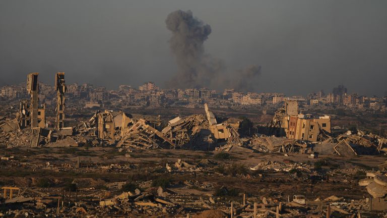 V sobotu stoupající kouř z bombardování izraelské armády v městě Gazy. Pic: Ap