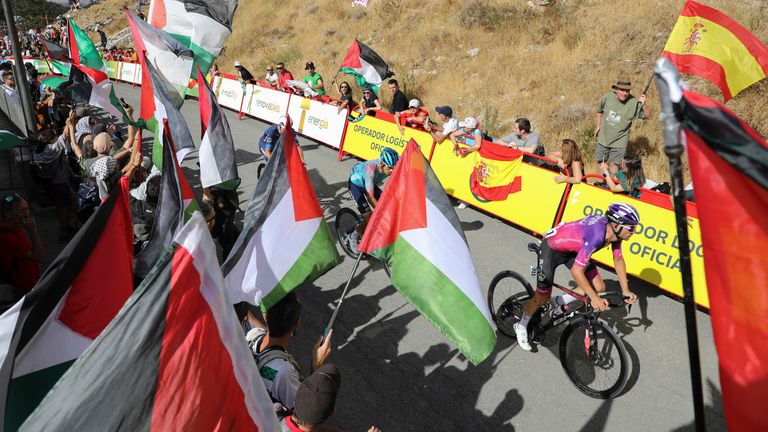 V sobotu cyklisté procházejí oblastí s pro-palestinskými protesty. Pic: Ap