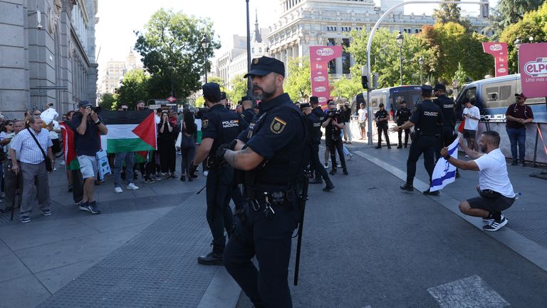 Policisté stojí mezi pro-palestinskými a pro-izraelskými demonstranty ve španělském hlavním městě. Pic: Reuters